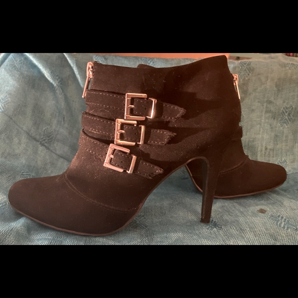 LIKE NEW❣️Women’s Black faux suede buckle bootie heels